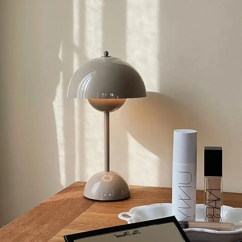 Table Lamp Nordic Simple Creative LED Study Desk Lamps Bud Decor Night Lamps Macaron Mushroom Light Metal Bedroom Bedside Home