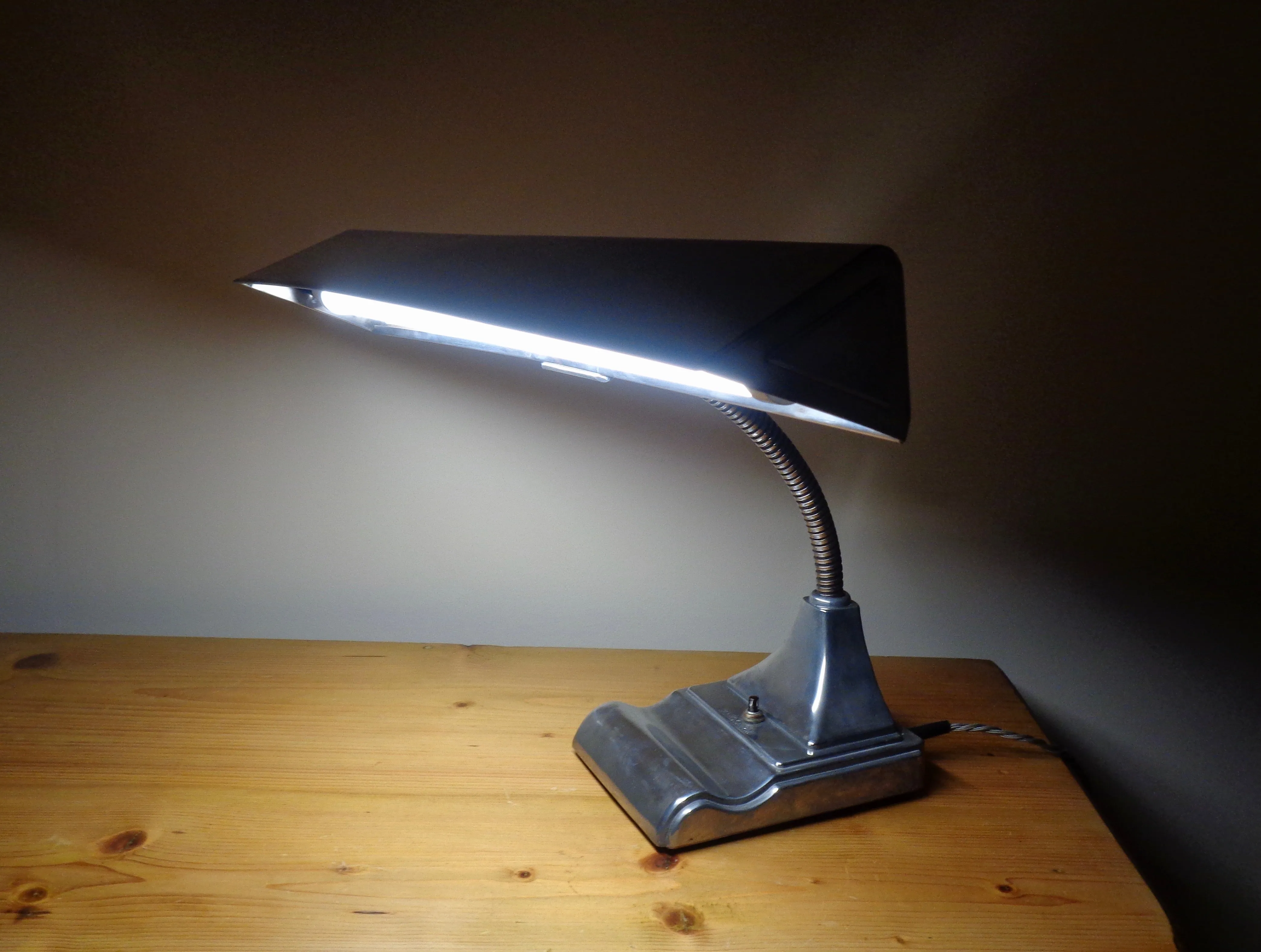 Vintage Fluorescent Flexarm Desk Lamp By The Art Speciality Co. Chicago