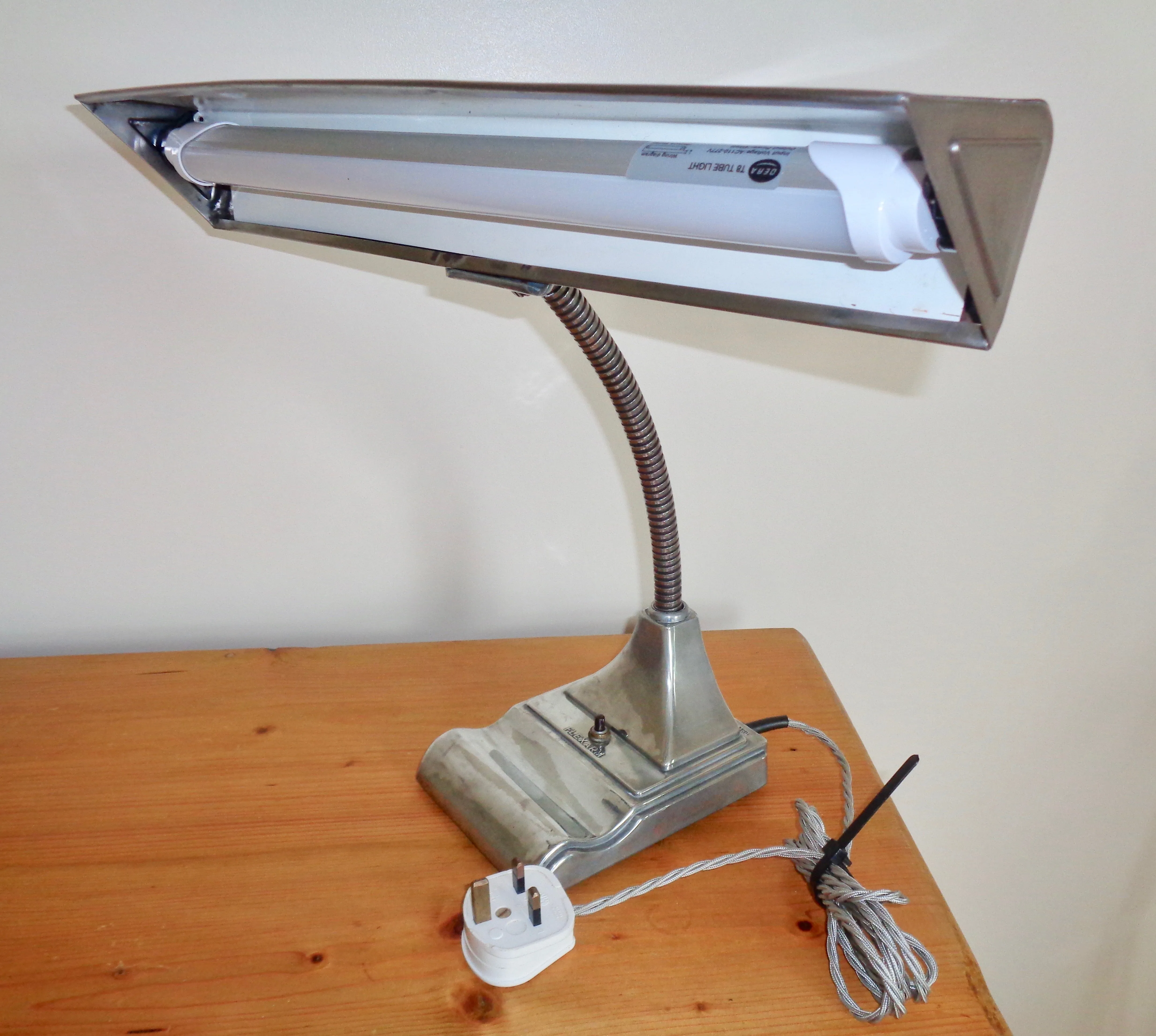 Vintage Fluorescent Flexarm Desk Lamp By The Art Speciality Co. Chicago